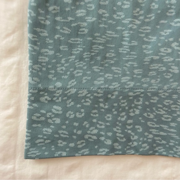 Athleta Blue Cheetah Print Aurora Seamless Crop Rib Tank - Picture 10 of 16